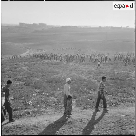 Visite du général Massu à Maison-Carrée.