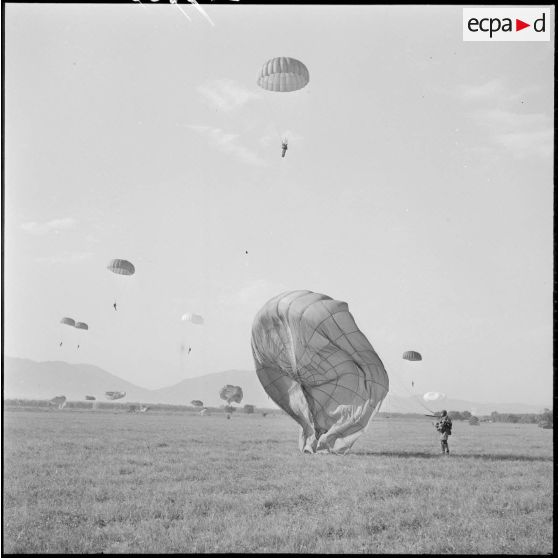 Parachutes du 6e régiment de parachutistes coloniaux (RPC).