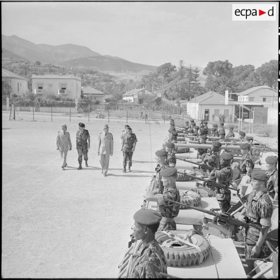 Revue des troupes au 6e régiment de parachutistes coloniaux (RPC).