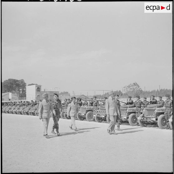 Revue des troupes au 6e régiment de parachutistes coloniaux (RPC).
