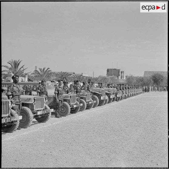 Revue des troupes au 6e régiment de parachutistes coloniaux (RPC).