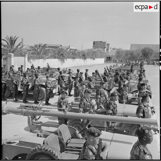Revue des troupes au 6e régiment de parachutistes coloniaux (RPC).