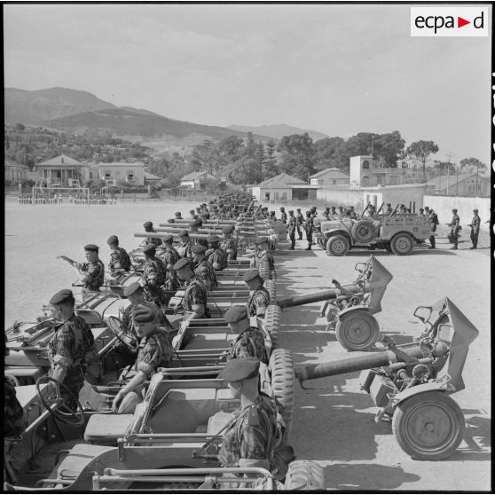 Revue des troupes au 6e régiment de parachutistes coloniaux (RPC).