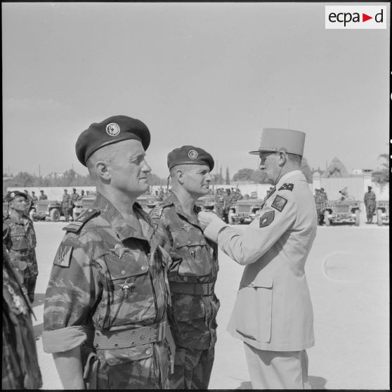 Remise de décoration au 6e régiment de parachutistes coloniaux (RPC).