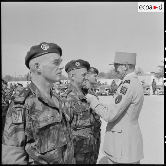 Remise de décoration au 6e régiment de parachutistes coloniaux (RPC).