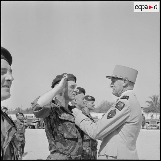 Remise de décoration au 6e régiment de parachutistes coloniaux (RPC).