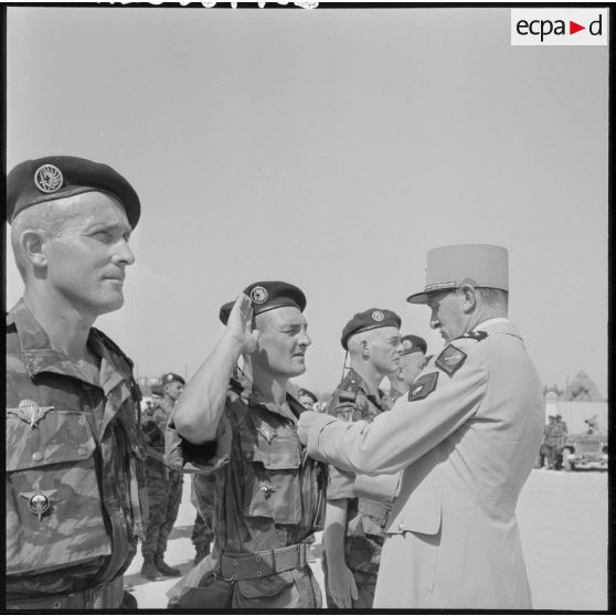 Remise de décoration au 6e régiment de parachutistes coloniaux (RPC).