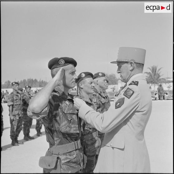 Remise de décoration au 6e régiment de parachutistes coloniaux (RPC).