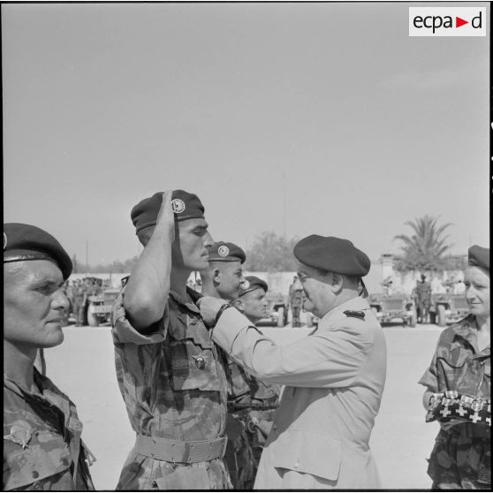 Remise de décoration au 6e régiment de parachutistes coloniaux (RPC).