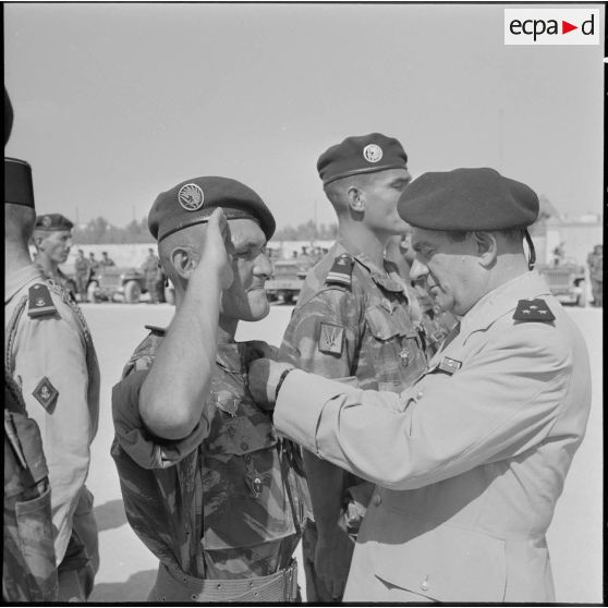 Remise de décoration au 6e régiment de parachutistes coloniaux (RPC).