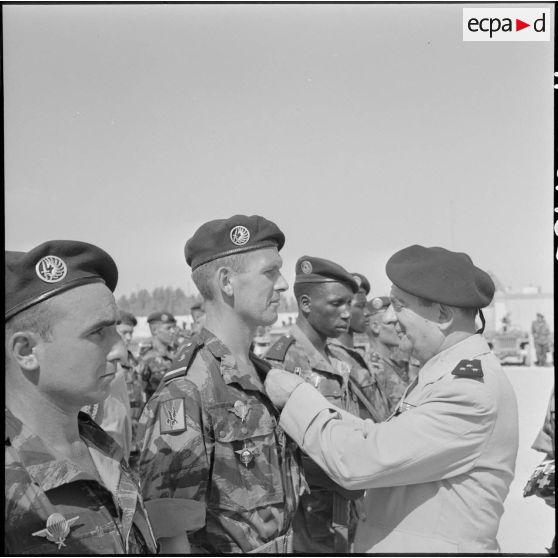 Remise de décoration au 6e régiment de parachutistes coloniaux (RPC).