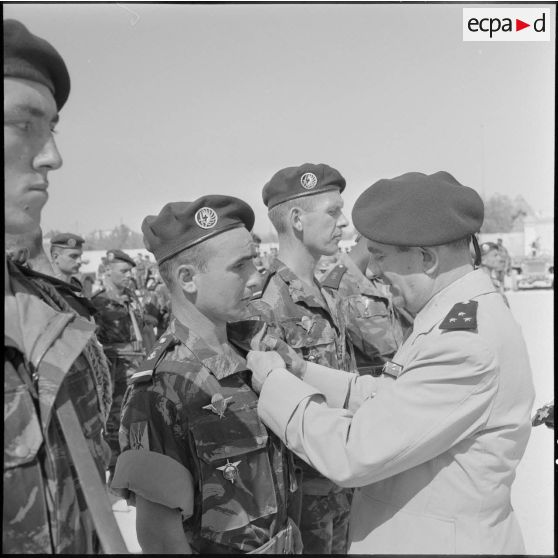Remise de décoration au 6e régiment de parachutistes coloniaux (RPC).