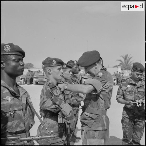 Remise de décoration au 6e régiment de parachutistes coloniaux (RPC).