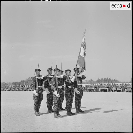 Cérémonie militaire au 6e régiment de parachutistes coloniaux (RPC).