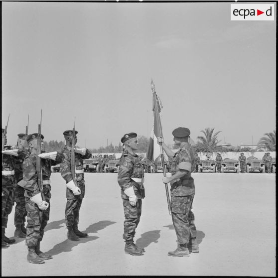 Passation de commandement au 6e régiment de parachutistes coloniaux (RPC).