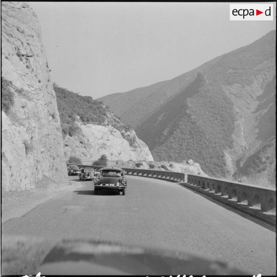 Cortège officiel dans les gorges de Chiffa.