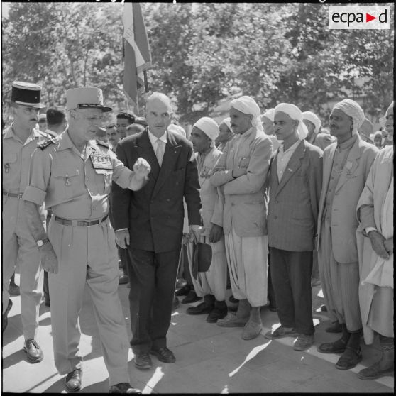 Le général Salan à Berrouaghia.