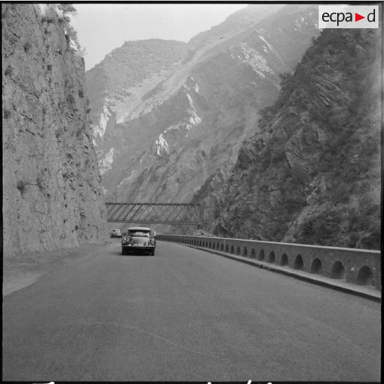 Cortège officiel dans les gorges de Chiffa.