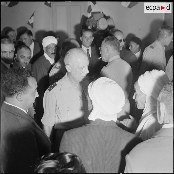 Le général Salan à Berrouaghia.