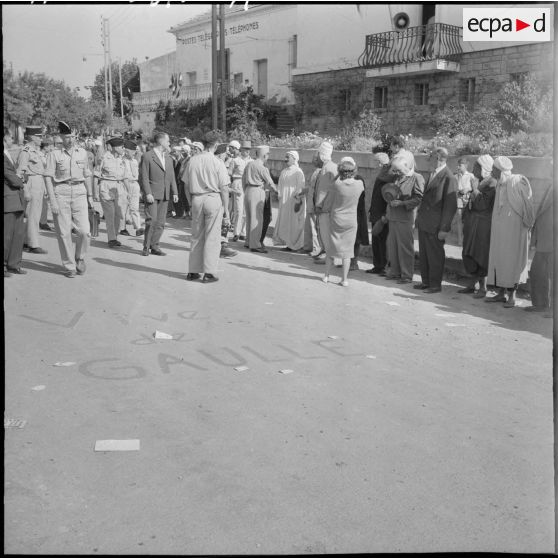 Le général Salan arrive à Loverdo.