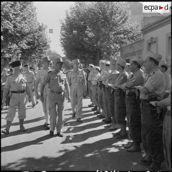 Le général Salan arrive à Médéa.