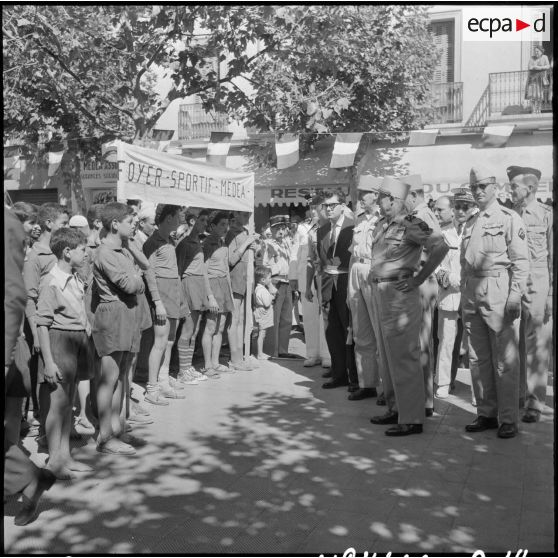 Le général Salan en visite à Médéa.