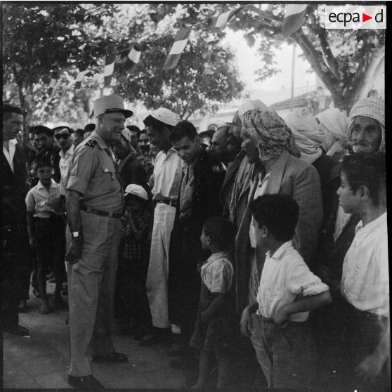 Le général Salan en visite à Médéa.