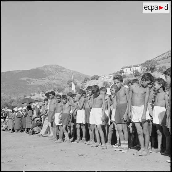 Aïn Abid. Rassemblement de la population.