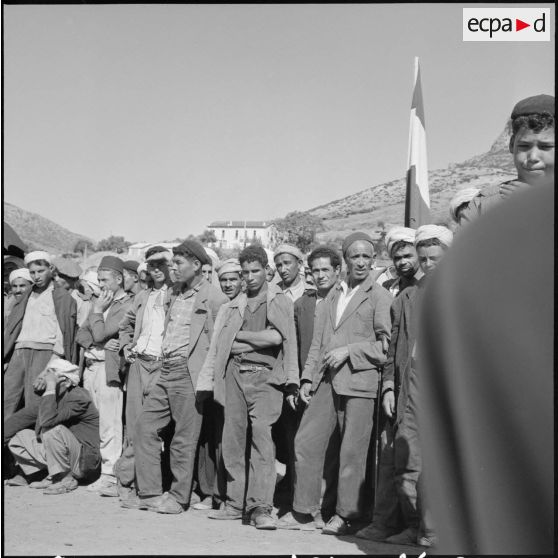 Aïn Abid. Rassemblement de la population.