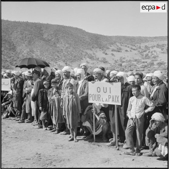 Aïn Abid. Rassemblement de la population.
