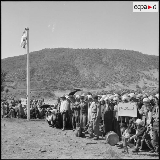 Aïn Abid. Rassemblement de la population.