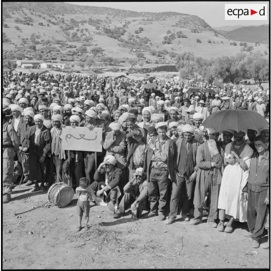 Aïn Abid. Rassemblement de la population.