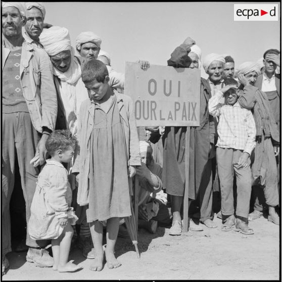 Aïn Abid. Rassemblement de la population.