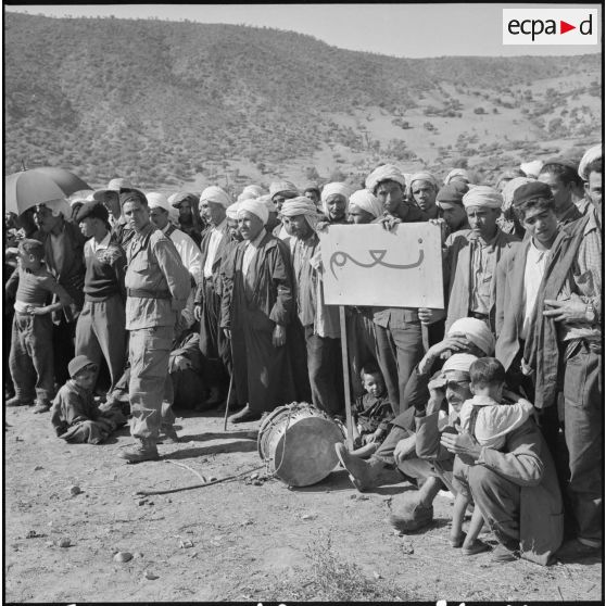 Aïn Abid. Rassemblement de la population.