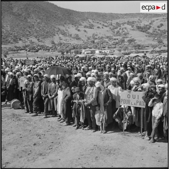 Aïn Abid. Rassemblement de la population.