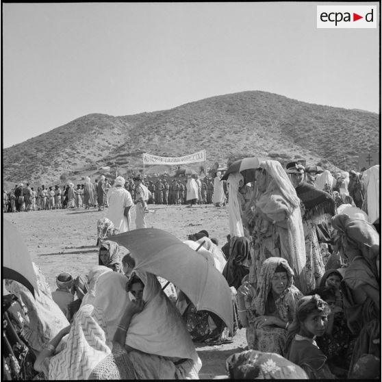 Aïn Abid. Rassemblement de la population.