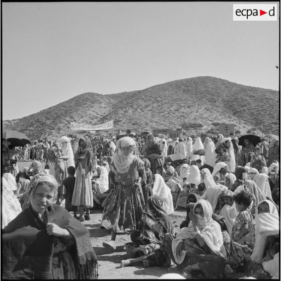 Aïn Abid. Rassemblement de la population.