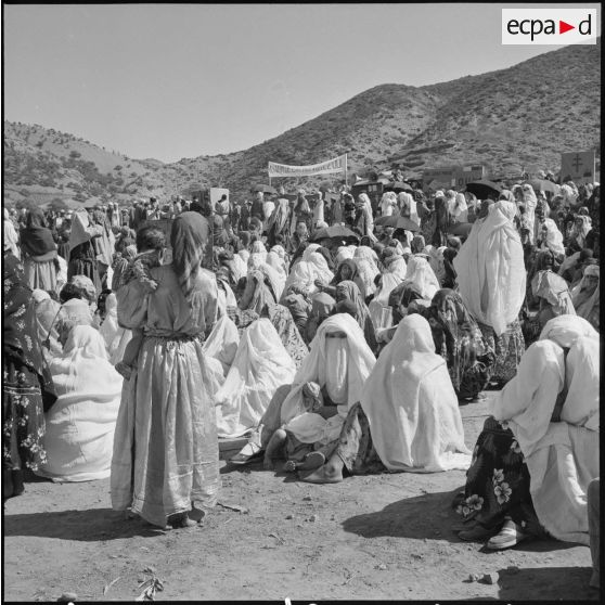 Aïn Abid. Rassemblement de la population.
