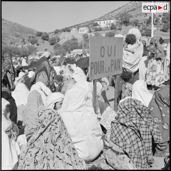 Aïn Abid. Rassemblement de la population.