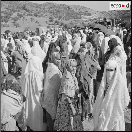 Aïn Abid. Rassemblement de la population.