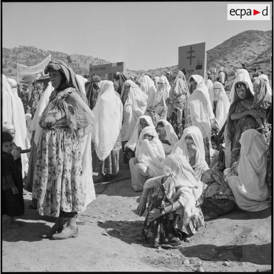 Aïn Abid. Rassemblement de la population.