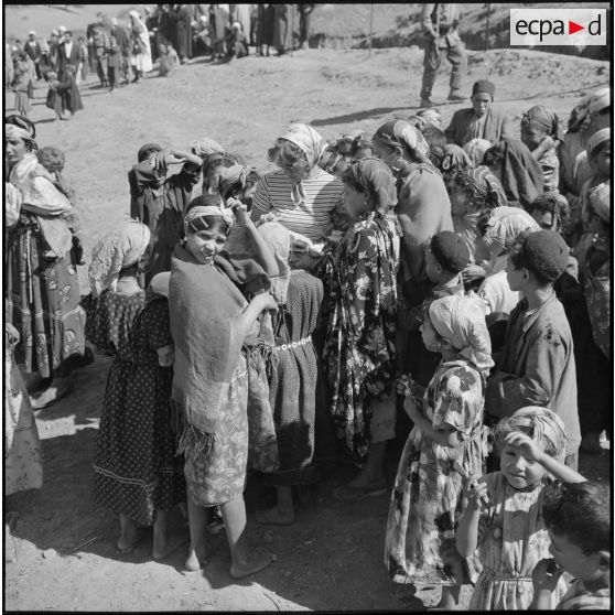 Aïn Abid. Rassemblement de la population.