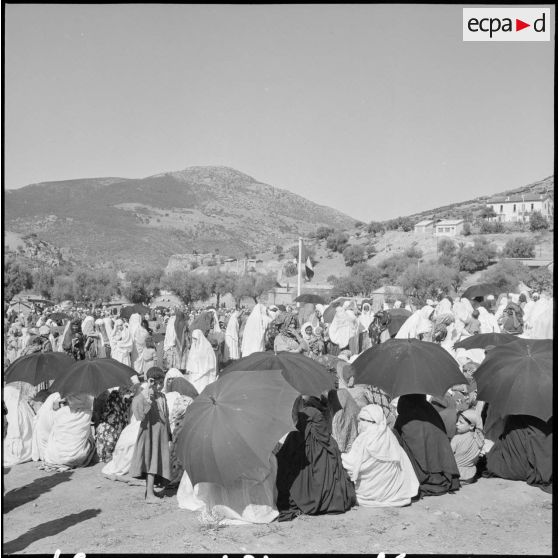 Aïn Abid. Rassemblement de la population.