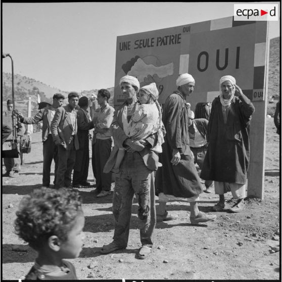 Aïn Abid. Rassemblement de la population.