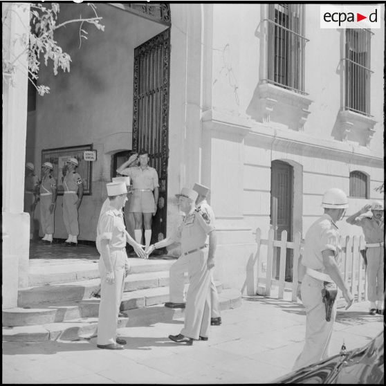 Alger. Le général Salan arrive à la caserne Pelissier.