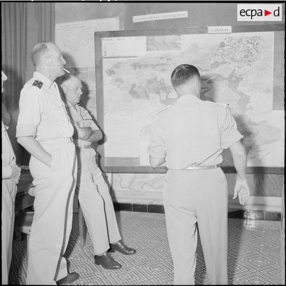 Alger. Briefing à la caserne Pelissier.