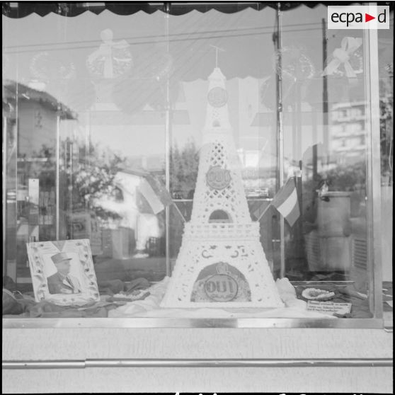 Alger. Décorations de magasins pour le référendum.