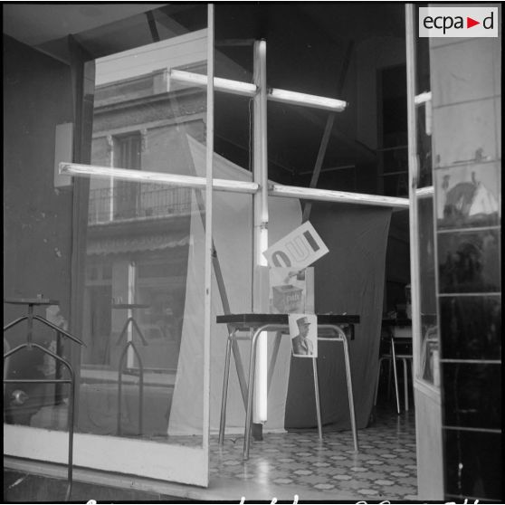 Alger. Décorations de magasins pour le référendum.