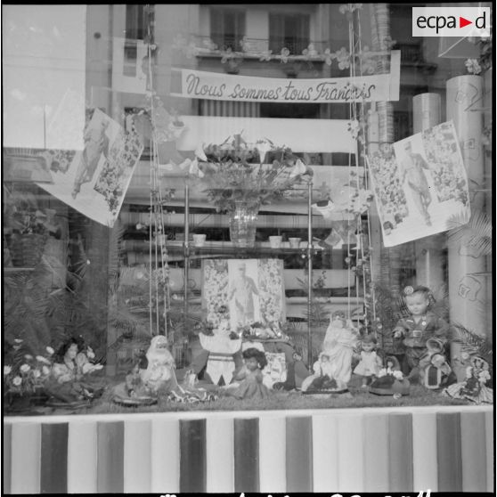 Alger. Décorations de magasins pour le référendum.