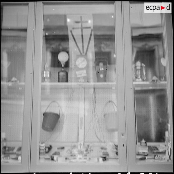 Alger. Décorations de magasins pour le référendum.